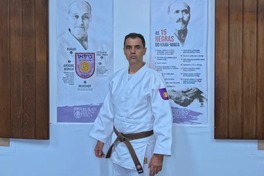 Alunos treinando técnicas de Krav Maga durante aula de defesa pessoal na BUKAN School of Krav Maga Porto Alegre.
