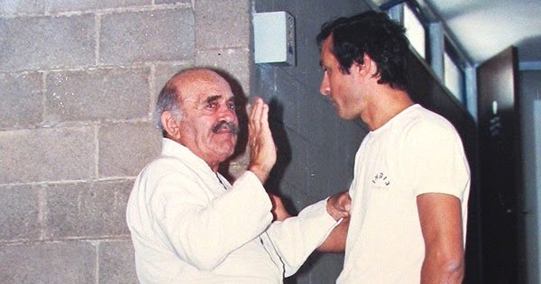 Alunos treinando técnicas de Krav Maga durante aula de defesa pessoal na BUKAN School of Krav Maga Porto Alegre.